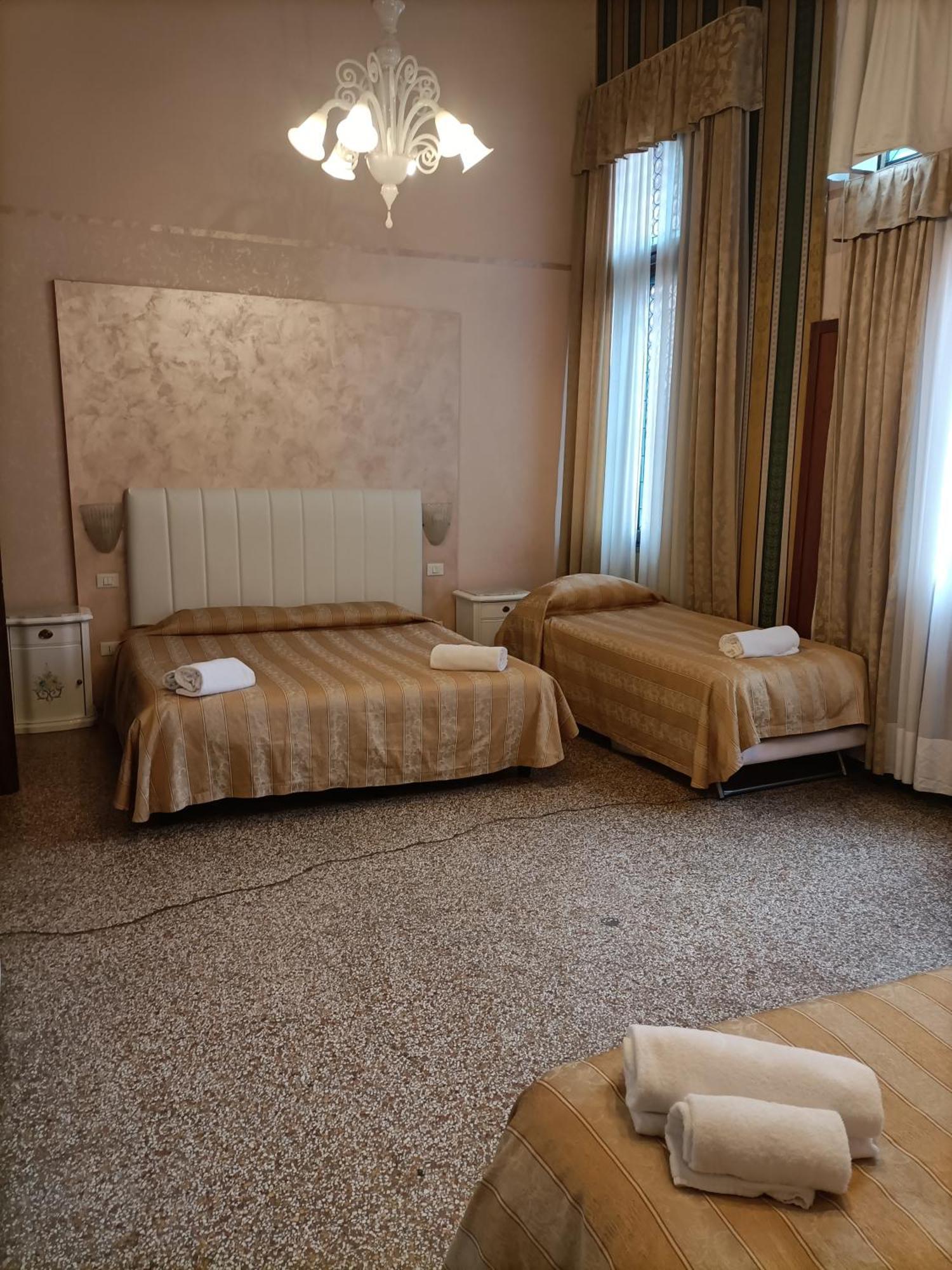 Palazzo Lion Morosini - Check In Presso Locanda Ai Santi Apostoli Veneţia Exterior foto