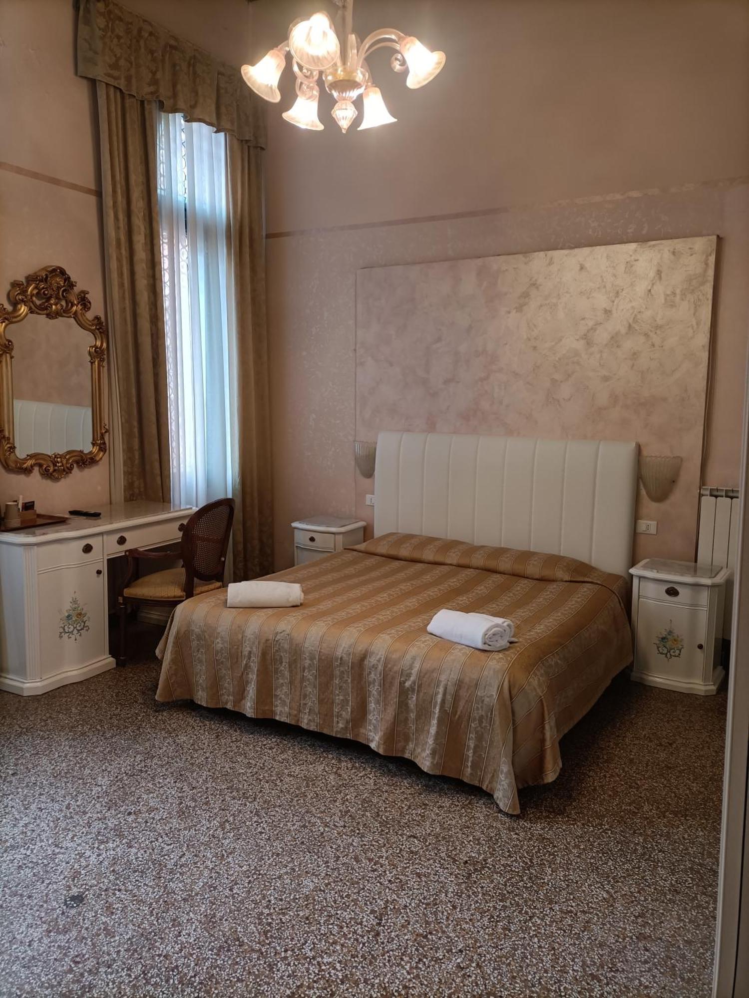 Palazzo Lion Morosini - Check In Presso Locanda Ai Santi Apostoli Veneţia Exterior foto