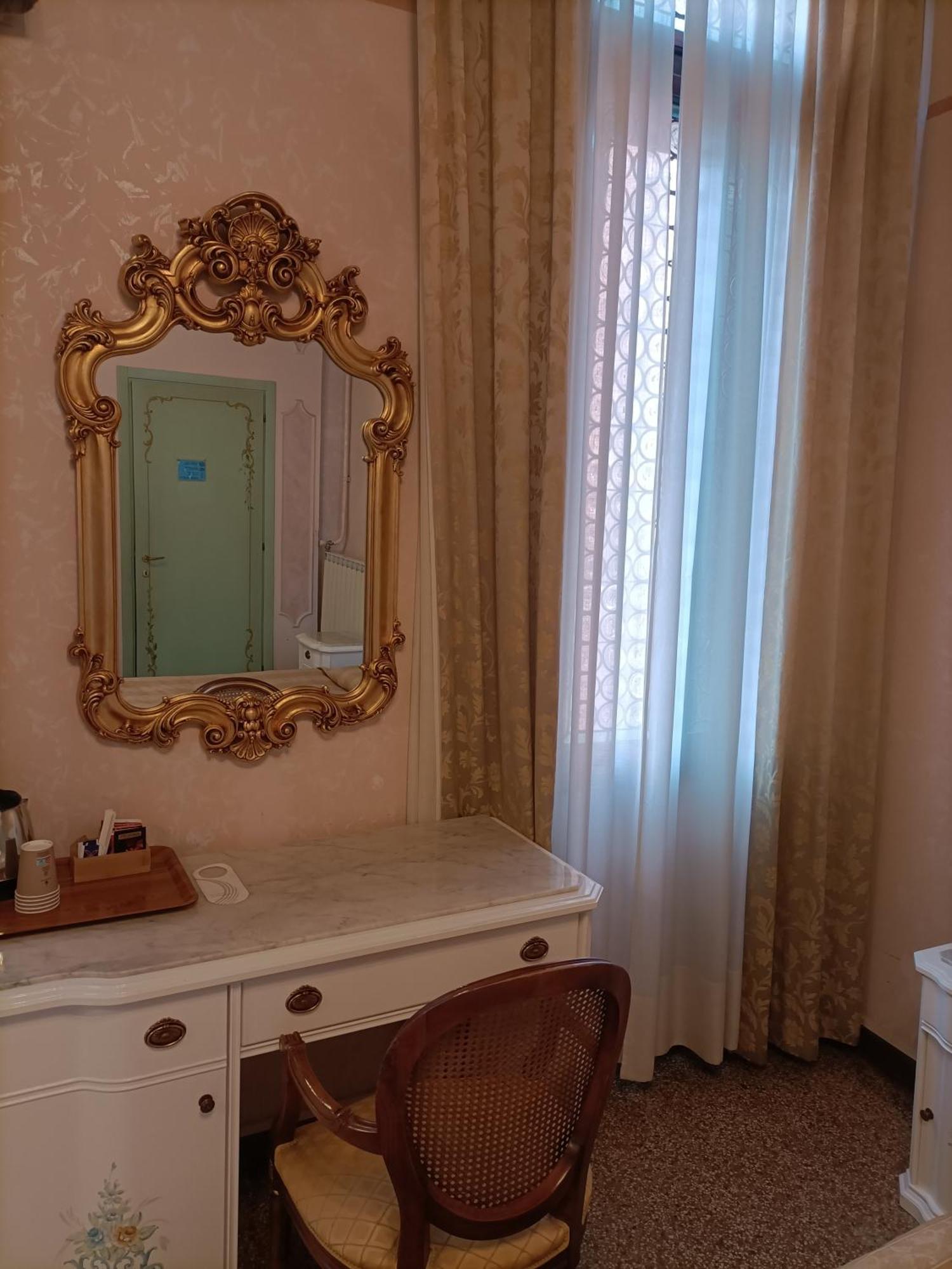 Palazzo Lion Morosini - Check In Presso Locanda Ai Santi Apostoli Veneţia Exterior foto